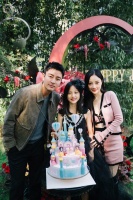 甜馨过11岁生日，穿黑色公主裙颜值出众，和爸爸妈妈同框画面温馨