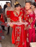 男子结婚抱不动新娘，新娘：我这么轻，你背不动抱不动，要你何用