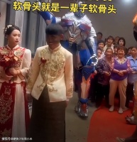 河南新郎拜堂时被人踢屁股，他不忘陪笑脸，宾客：上门女婿的无奈