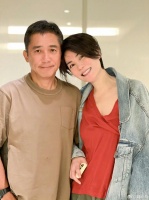 刘嘉玲晒出梁朝伟和王菲的合照，并配文：“好久不见。”