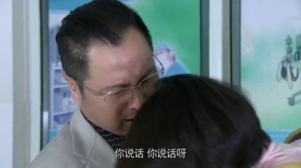 女儿怀孕难产，婆家人不闻不问，亲妈无奈只能通知亿万前夫