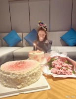 李承铉晒照为戚薇庆生，细节暴露真实婚姻关系，Lucky越长越像爸