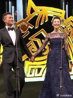 一同现身颁奖典礼，看着旧爱在台上俏皮可爱……