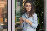 除了美貌，能让男人“上瘾”的女人，还有这两个特征