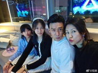 陆毅晒一家人为贝儿15岁庆生的照片……