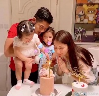 方媛晒全家福为郭富城庆生，两女儿正脸出镜，一个像爸一个像妈