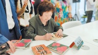 她用笔赶路，重走一遍人生