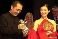 章子怡官宣离婚后很快露面捞金心情大好，白衣黑裙素雅但配饰豪华