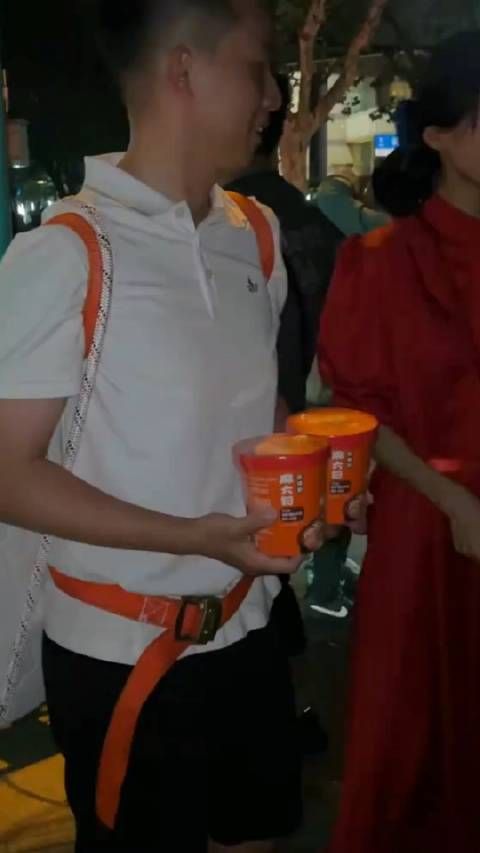 上海万圣节汪小菲背着床垫,手里拿着兰姐的品牌……