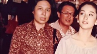 1977年，年仅23岁的林青霞，与母亲一同前往马来西亚旅游……