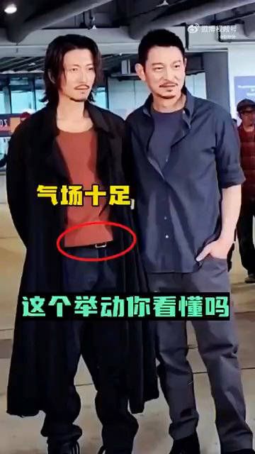 谢霆锋跟刘德华合影之前，谢霆锋的举动你看懂吗？