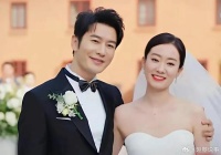 黄晓明和张小斐相视而笑，两人都有些紧张……