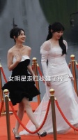 女明星走红毯鞋子掉了