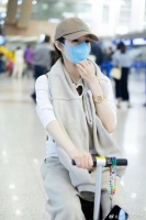 萧亚轩今日机场路透来了，米白色运动服配棒球帽……