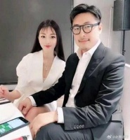 近日，王岳伦与一位比自己年小30岁的年轻女孩一起从小区走出被拍……