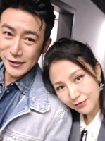 陆毅鲍蕾撒狗粮，夫妻俩在披荆斩棘后台亲亲，真腻歪