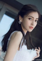 “软封杀”风波升级！杨颖不敢参加闺蜜婚礼，只能滑雪避风头