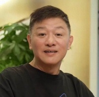 香港知名男星宣布复出，身材发胖变油腻大叔，被曝婚内出轨契妹