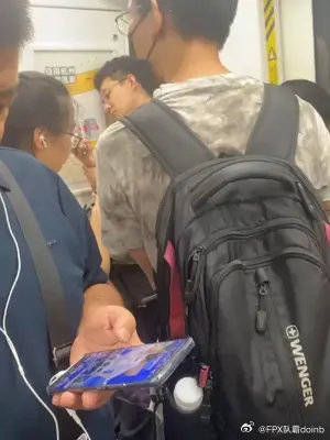 地铁上有个女生被背包男生撞了一下……