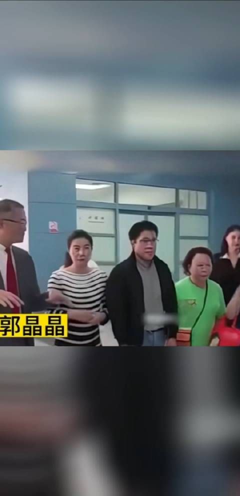 郭晶晶、霍启刚 前往医院,探望先天疾病儿童,一家人正能量……
