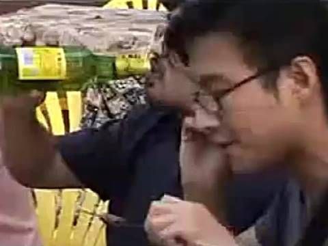 汪峰早期生活真实影像,打游戏吃烧烤,实在太潇洒!