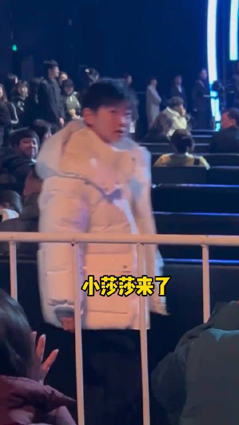 小莎莎来了,吴艳妮找孙颖莎合影,莎莎好美好可爱啊!