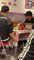 网友在南宁偶遇了吃饭的黄景瑜，嘎嘎炫饭，吃好香