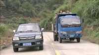混混在路上别美女的车，不料美女竟是高手，直接一脚油门！