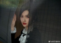 景甜真的是妥妥的千金大小姐，随便拍一拍贵气感就迎面而来！