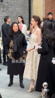王玉雯身着白色繁花吊带裙惊艳亮相……