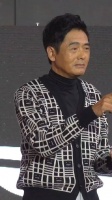 周润发出席活动，近距离怼脸拍，近70岁的发哥如今已慢慢老去了……