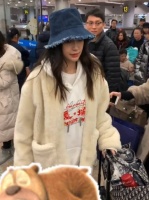 杨颖机场自己拿行李，好低调啊！