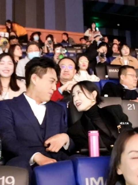姐弟情深!刘敏涛靳东同框 大姐这表情满满的宠爱