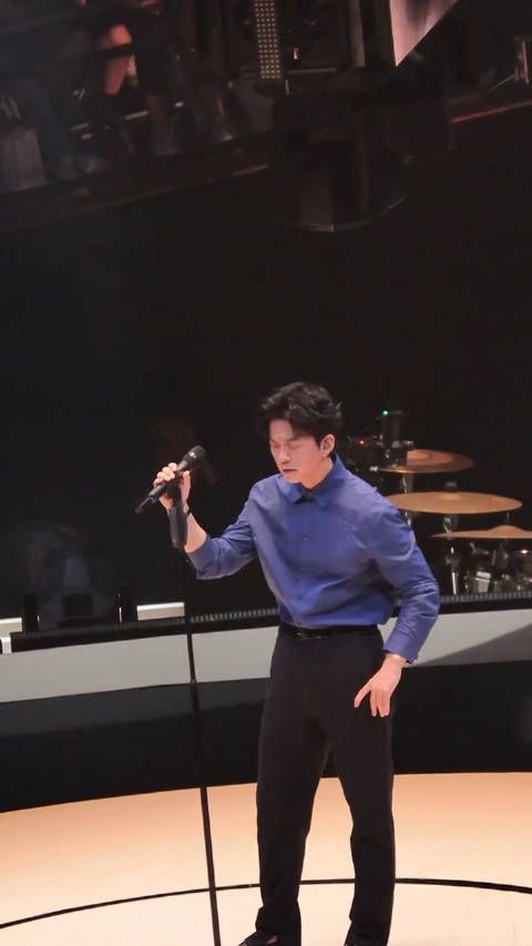 感觉李健最后哭了,中间都在控制自己