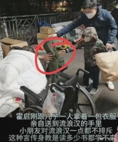 父爱如山正能量：霍启刚儿子拎8袋衣服给流浪汉，网友大赞！