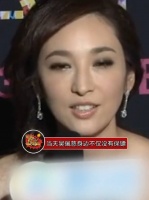 吴佩慈被拍到带子女逛街，她打扮休闲，素颜出街