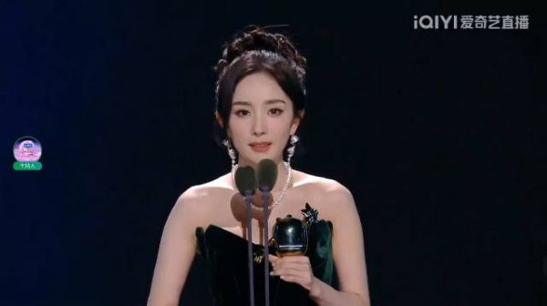 上热搜了 她在领奖的时候回应:她不是听到是看到于和伟亲了马东……