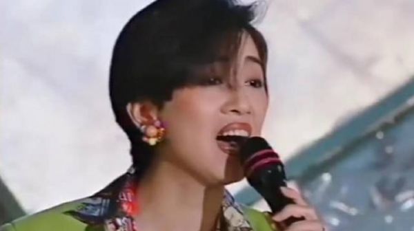 1992年许冠杰引退晚宴，梅艳芳演唱阿Sam经典歌曲《浪子心声》