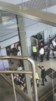 感受一下王鹤棣抵达香港的排面！人气！不愧是顶级演员，太了！