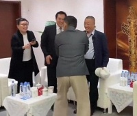 68岁陈道明拒绝与杨受成握手！葛优好心提醒，为人细心体贴有风度