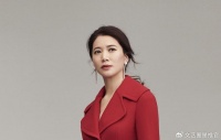 52岁袁咏仪被偶遇，皮肤下垂皱纹深，素颜几乎认不出，头顶冒白发