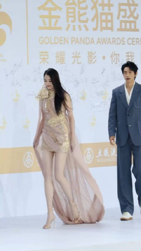 直观感受一下关晓彤的腿长