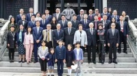 郭晶晶儿子近照，霍家第4代长孙！站第一排C位，牵妹妹有担当
