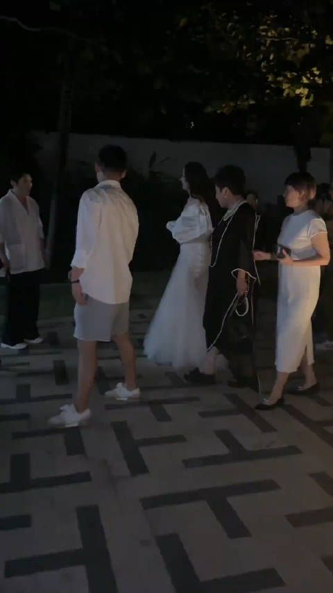 向太:嗯,媳妇身上这件没珍珠,一会给她买了