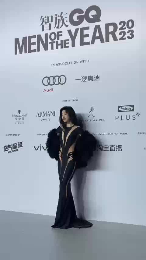 都来欣赏朱珠这段水红毯!