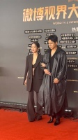 韩东君：帮你遮一下 蔡文静：不需要谢谢