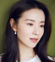 董洁素颜陪伴儿子，脸肿脸黑显沧桑，儿子优秀又争气