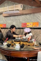 网友澳门偶遇魏晨一家三口，魏晨身上还穿着腰凳……