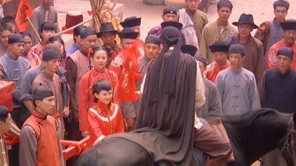 新娘还没过门,就被婆家休掉,气得她当场嫁给土匪