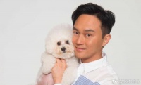 52岁张智霖被偶遇！络腮胡全白，被赞笑容很慈祥，17岁儿子比他高